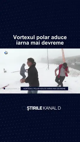 România simte din plin vortexul polar care a lovit Europa. 🔵 La munte ninge încă de azi-noapte și în unele zone stratul de zăpadă depășește 10 centimetri. 🔵 Pe Transfăgărășan, drumarii acționează constant pentru a menține carosabilul în stare bună, iar localnicii au ieșit cu lopeți să dea omătul, exact ca într-o zi de iarnă. #stirilekanald #kanaldromania #vortexpolar #frig #vremerea 