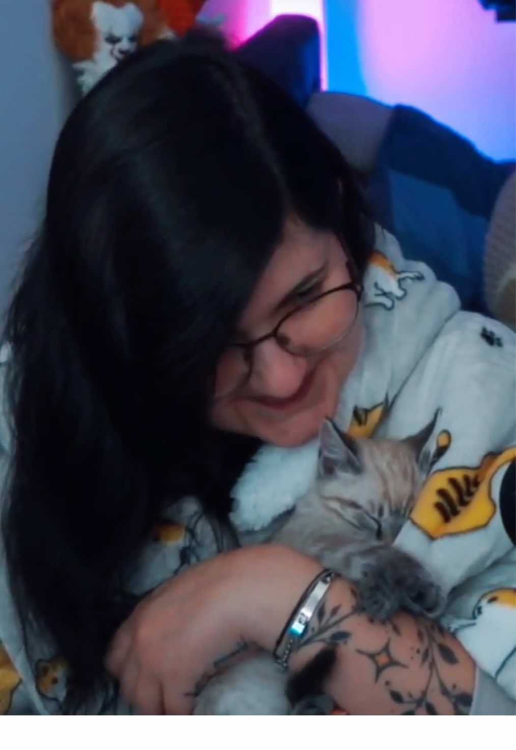 Acum 2 saptamani era sa il manance cainii, acum doarme relaxat si cu burtica plina la mine in brate 🥹❤️  Bebe Kevin 🫶🏻  #adopted #rescued #kitten #streamer #copii 