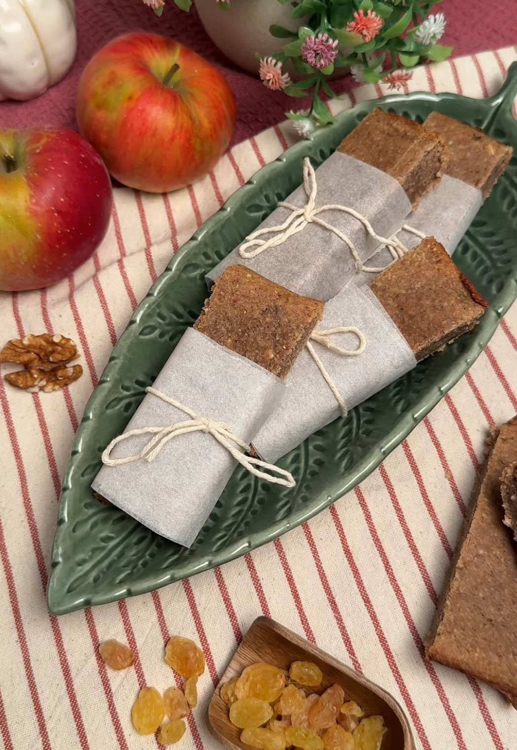 Batoane de ovăz cu mere, stafide și nucă ❤️🍎 Nu conțin zahăr și se pregătesc foarte ușor cu 5 ingrediente 🥰 📋Ingrediente:  * 160 g fulgi de ovăz  * 130 g stafide (poți folosi și merișoare) * 60 g miez de nucă  * 160 g mere (2 mere mici) * 2 lingurițe scorțișoară  🥣Mod de preparare:  1. Amestecă toate ingredientele cu ajutorul unui robot de bucătărie până obții o pastă.  2. Transferă amestecul într-o tavă tapetată cu hârtie de copt și coace în cuptorul preîncălzit la 180 °C pentru 20-25 de minute.  3. Lasă la răcit cel puțin 30 de minute și taie în bucăți de dimensiunea dorită.  4. Păstrează-le într-o pungă de hârtie.  5. Sunt perfecte pentru o gustare sănătoasă de sezon, chiar si de luat la pachet.  Dacă ți-a plăcut rețeta, nu uita să mă urmărești pentru mai multe idei.  #batoanedeovaz #gustaresanatoasa #farazahar #lapachet 