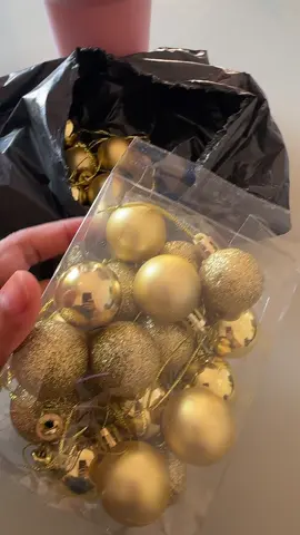 Kit 24 bolinhas de Natal para enfeitar sua árvore  #arvoredenatal #bolinhasdenatal #dourado #enfeitedenatal #tiktokshop 