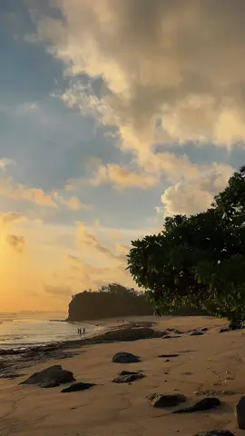 Oktober di Pantai Ngudel terasa begitu hangat 🌊 Langit jingga, matahari perlahan tenggelam, dan suasana senja yang bikin hati damai 🌅 Setiap sore di bulan ini selalu menyimpan cerita indah — apalagi ditemani debur ombak dan angin pantai 💛 Sunset Oktober di Ngudel, momen yang sayang banget kalau dilewatkan. #PantaiNgudel #SunsetNgudel #SenjaOktober #NgudelBeach #ExploreNgudel          