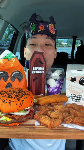 Trying burger kings new Halloween monster menu #burgerking #halloween #eatingshow #mukbang #fypシ゚viral 