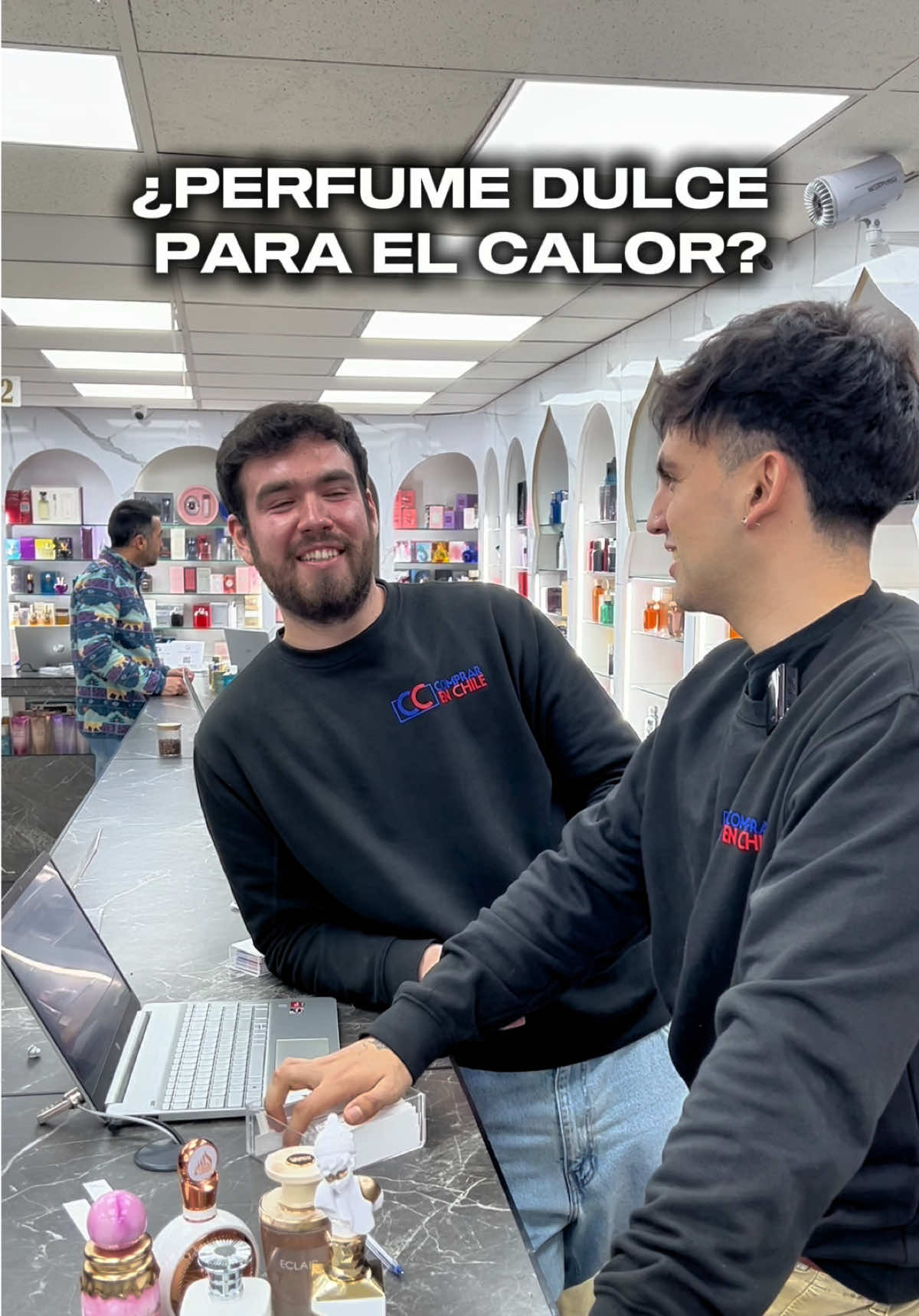 (Pt.2) 🍭 Álvaro ayuda a Vicente a buscar perfumes dulces para una clienta que tiene algo claro: no le importa si hace calor, ella quiere usar dulce igual. En Comprar en Chile tenemos perfumes árabes y de diseñador que cumplen con ese estilo único. #perfumes #comprarenchile #perfumeschile #perfumería #perfumesarabes  