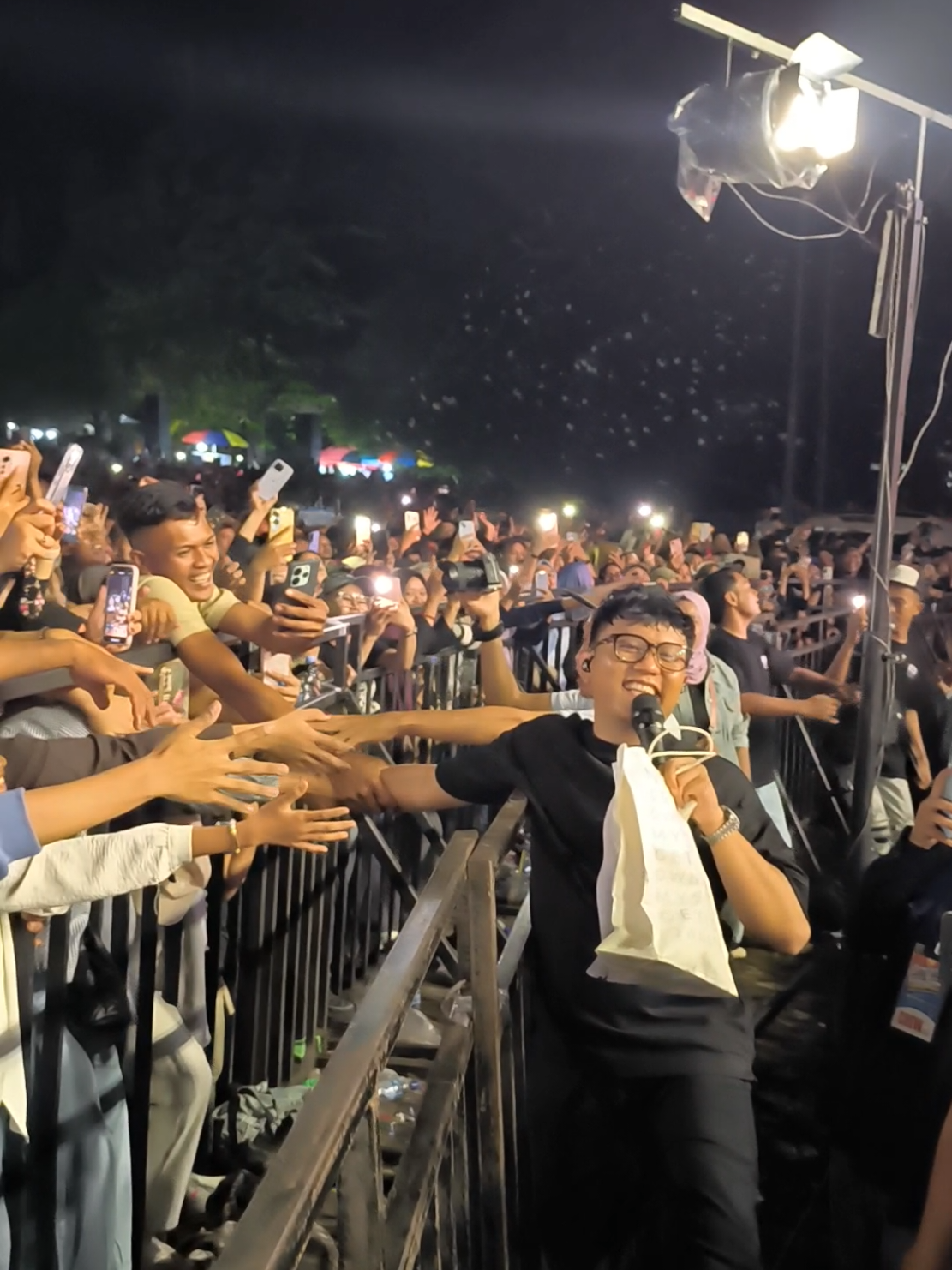 Sopo sing wes salaman karo @denny_caknan rek?  Sing wes ngekei kado??  Puncak Malam Pekan Raya Hari jadi Kabupaten Pasuruan 2025 yang di tutup konser Deni Cak Nan Luar biasa Meriah, Penonton Mbludak, Parkiran sampai radius kilometer dari Tempat acara. 30/09/25 Opo keluh kesahmu Nonton Konser Malam ini rek??