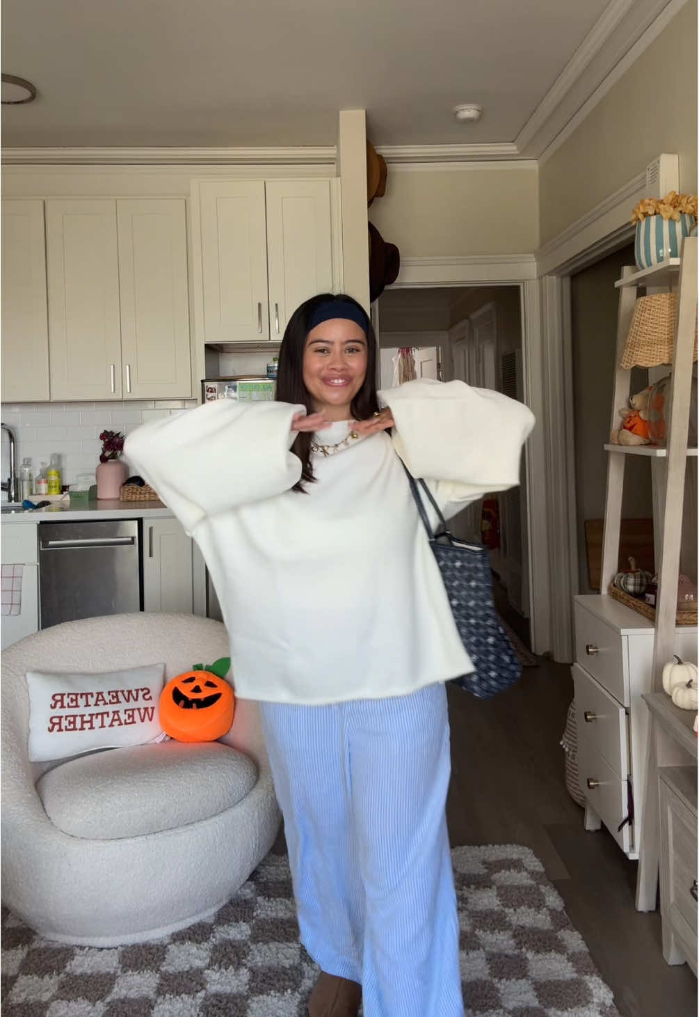 feels like fall 💙🍁 @PEPPERMAYO @hollister #falloutfits #collegeoutfits #classoutfit #cozyoutfits #kaitlynedejer 