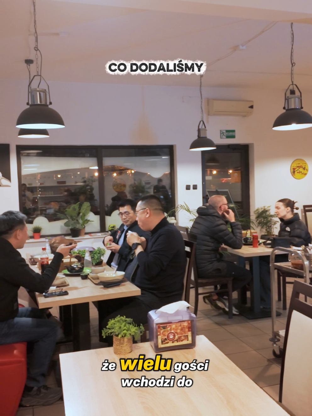 Zauważyłem, że wielu gości wchodzi do nas przemarzniętych ❄️ Dlatego od 14:00 codziennie podajemy do posiłku darmowy dzbanek gorącej zimowej herbaty. Mały gest, żeby w te chłodne dni było Wam jeszcze milej i cieplej w Sao Đỏ.” #SaoDo #ZimowaHerbata #CiepłeChwile #SmakWietnamu 