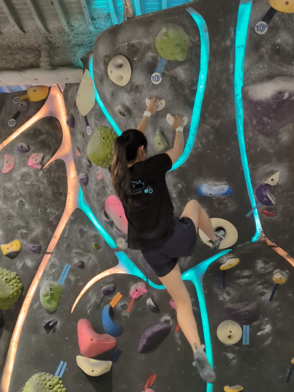 v4/5 ish pocket problem at Bpump Akihabara  . . #bpump #climbingtiktok #climbing #boulderinggym #boulder 