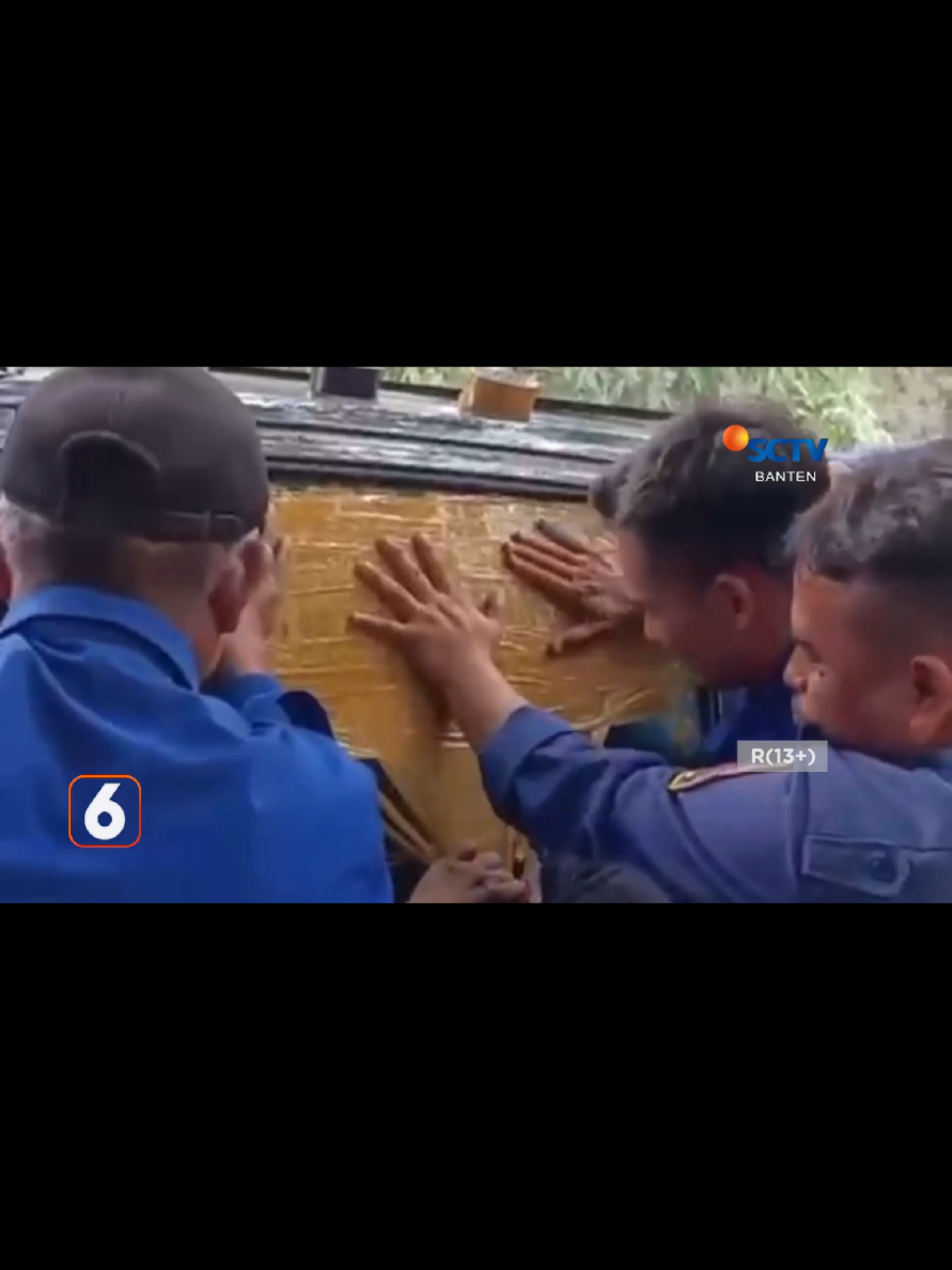 #creatorsearchinsights  Pemadam kebakaran di Kota Serang berhasil mengevakuasi balita berusia dua tahun yang terjebak dalam mobil, diduga karena kelalaian orang tuanya. Beruntung kendaraan dalam keadaan menyala, anak tidak sampai kehabisan nafas. #birosctvbanten #damkar #sctvbanten #kotaserang 