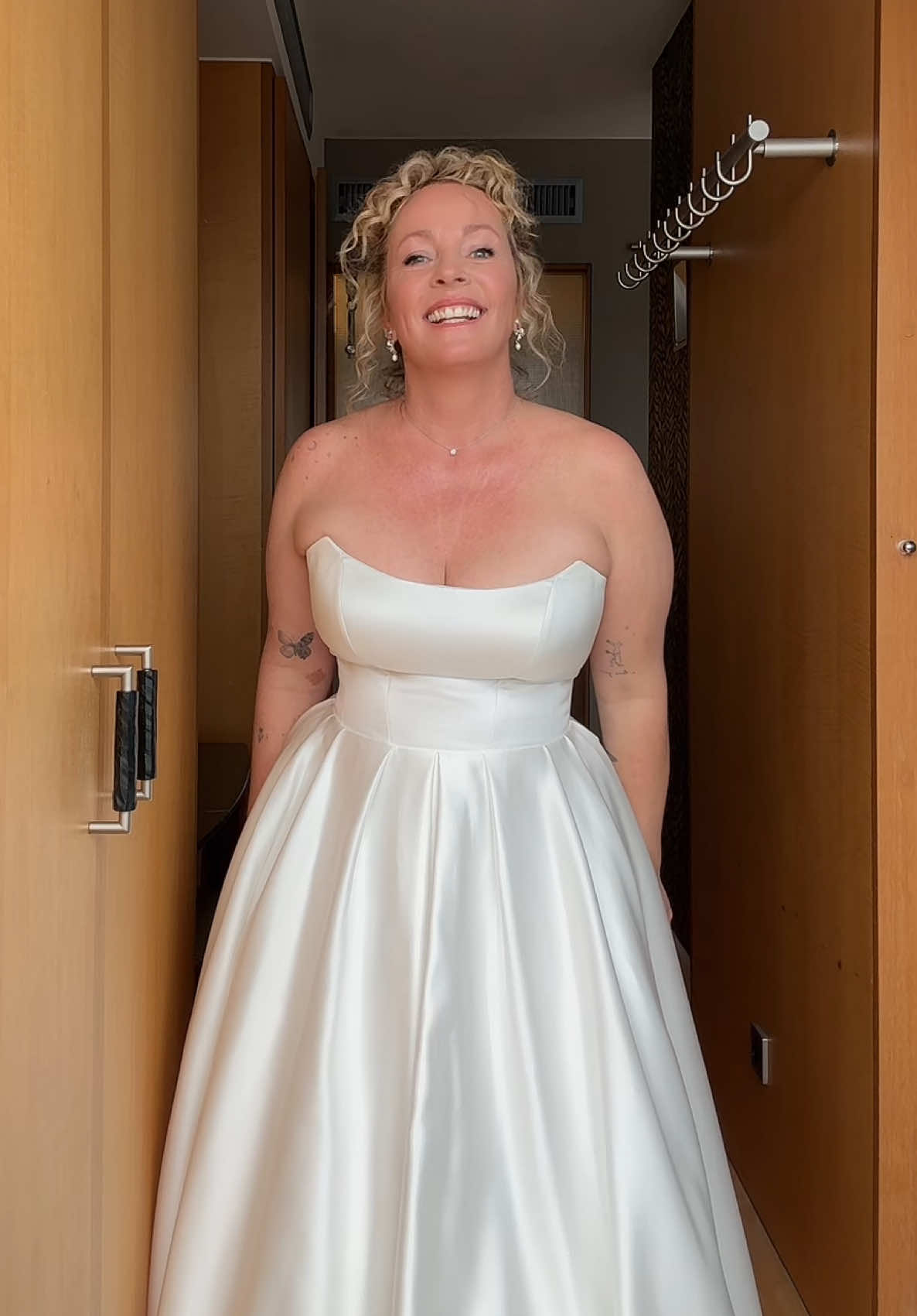 Die Hochzeit beginnt jetzt 🥺 Mama sieht wunderschön in ihrem Kleid aus 😭 Ich darf einfach der Trauzeuge sein ❤️ #hochzeit #viral 