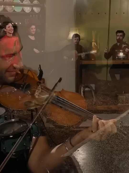 Ένα ωραίο ποτ-πουρί με νησιώτικα τραγούδια! Τραγουδούν η Ιουλία Καραπατάκη και η Ρία Ελληνίδου! Αγαπαμε παραδοση .. Μπράβο σας κορίτσια είστε φωνάρες το μέλλον τής πραγματικής δημοτικής μας παράδοσης Ο χρήστης Charalambos Limnatitis είναι με το χρήστη Kyriakos Tsingis και  2 ακόμη .