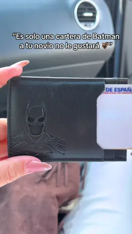 El mejor regalo para un amante de Batman 😝🦇 #batman #cartera #batmanbangkit #batmanlover🖤🦇  Esta cartera de Batman me la regaló mi novia porque soy amante de Batman ya puedo llevar mi dinero bien guardado sin olvidarme de mi superhéroe favorito 