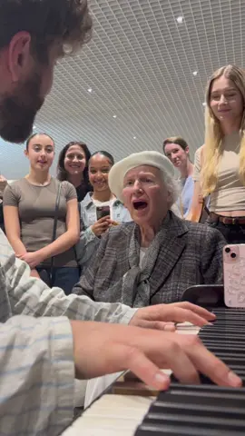 100 year old singer leaves everyone SPEECHLESS 😱🥹 I was playing piano at a train station when suddenly a lady in a wheelchair asked me to play Ave Maria. Moments later, she surprised everyone with her breathtaking voice 🥹♥️ She later told me she had been a professional opera singer. Sadly, because of her age, she can no longer perform on stage, but this unexpected moment brought back memories of the most beautiful times in her life, when she was doing what she loved most 😍🥹 At the end there was even a trumpet player @bregbrassbuebe who joined us!! The power of music ❤️🙏