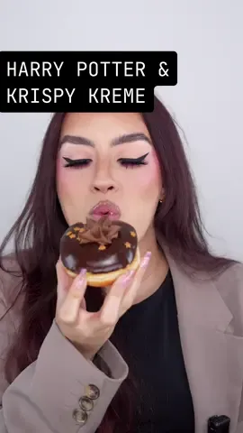 Moi qui voulait faire un bel unboxing, j’ai été spoilé direct en ouvrant la boite 😭, mais ça reste mega bon @krispykremefr 🍩 #krispykreme #harrypotter #donuts 