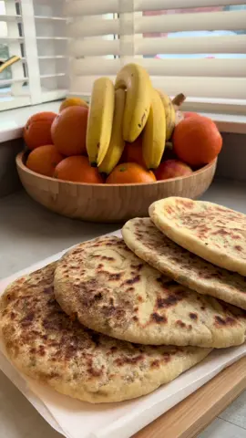 Waar zijn mijn slouh volgers Hoe noemen jullie dit gevuld brood? -agrom bougnso -agrom netagori -agrom lidam -agrom ne tadount Voor 5 broden heb je nodig  -500 gr meel -100 gr fijne griesmeel  -zakje gist  -theelepel zout  -water ongeveer 200 ml ik kneed dit deeg op gevoel 🙈 het moet een stevig en niet plakkerig deeg zijn  Voeg het vocht langzaam toe . Zet weg om te rijzen in een lauwe oven voor ongeveer 30 minuten. Nu ga je de vulling maken -een prei -1 grote rode paprika  -300 gr wortels  -vet / sahma te koop bij de slager Of je gebruikt 60 gr roomboter of gehakt. -bosje koriander  -bosje lente-ui  -theelepel zout -1/2 theelepel peper  -1,5 theelepel kurkuma  -1,5 theelepel komijnpoeder  -1,5 theelepel paprikapoeder  -2 eetlepels olijfolie  -en het geheime ingrediënt  Azalim akorar 2 flinke eetlepels  Ik weet niet te krijgen hier , behalve als je van zuid Marokko komt.. Sorry 🤗 Wat je evt zou kunnen doen  Is gebakken uitjes even fijn malen. -Snij de prei doormidden en spoel goed het zand weg ,snij dan in stukjes  -was de wortels en paprika en snij in stukjes. -voeg alles nu samen en ga het beetje voor beetje in een machine fijnmalen. -druk dan al het vocht eruit , doe alles nu in een kom. -als je vet/tadoent /sahma hebt ga je dat nu ook in de machine fijnmalen  -snij de koriander en lente-uit fijn en voeg toe -doe nu de kruiden erbij en de olie En vet of de roomboter  Meng alles goed samen en zet weg. -pak het deeg er weer bij maak 5 bollen. Sla ze plat doe er een hand vulling op  En maak het dicht , sla weer plat leg op een doek en werk ze zo af . Laat even rusten voor 15 minuten  Pak een koekenpan smeer in met een beetje olie . En bak ze om en om bruin . Heerlijk met een glaasje munt thee #foodbylaa #maroccanfood #marocain #bread #food 