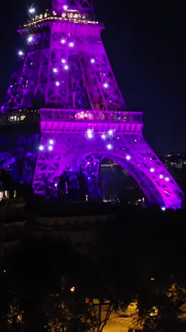 La Tour Eiffel en rose  Crédit Vidéo @Rooftops_paris  Follow us on IG: @champselysees_paris www.champselysees-paris.com © Paris, Always an Amazing idea! #paris #toureiffelenrose #pinkeiffeltower #cancerdusein