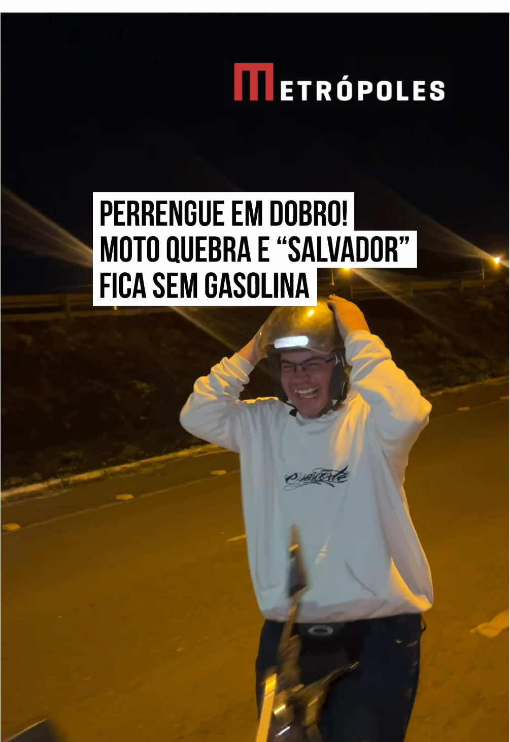 🤣 🏍 Quem nunca passou por um #perrengue em dobro?   A volta para casa de Carolina Silva de Oliveira virou uma verdadeira #comédia de erros, digna de roteiro de filme. No vídeo, é possível ver que a moto quebrou após o motor fundir. A solução? Chamar um amigo para o resgate. Só que o azar daquela noite veio em dose dupla: no meio do caminho, a moto do “salvador” também parou… mas por falta de #gasolina! Um seguidor resumiu perfeitamente a situação: “O resgate precisando de resgate! Um clássico!” #tiktoknotícias  🎥 @scaarol | @dommedia.br