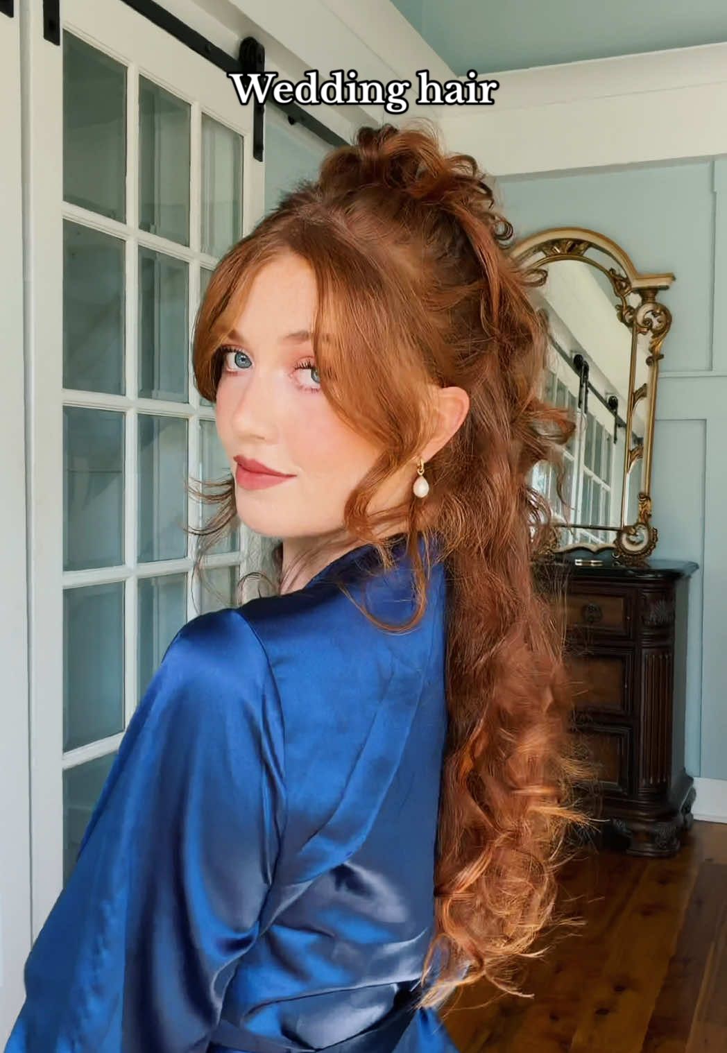 Half-up wedding guest hairstyle 💍 I did overnight bun curls the night before the wedding and only had to touch up a few pieces with a wand the next day! Love this hairstyle #wedding #hairstyle 
