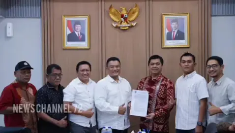 #newschannel72 #solidaritasnelayanindonesia #nelayanindramayu #nelayan #nelayanpantura             @prabowosubianto.id @gibran_rakabuming @kkp.go.id  Adapun beberapa hal poin penting yang untuk segera direalisasikan dalam Rembuk Nelayan 2025 ini diantaranya : 1. Mencabut atau Membatalkan Peraturan Pemerintah Nomor 11 Tahun 2023 tentang Penangkapan Ikan Terukur (PIT). 2. Menetapkan Penerimaan Negara Bukan Pajak (PNBP) maksimal sebesar 3%, agar tidak membebani nelayan dan penerapan pungutan PNBP dilakukan setelah perhitungan biaya total produksi nelayan. 3. Menolak kewajiban pemasangan Vessel Monitoring System (VMS) bagi kapal dibawah 30 GT. 4. Menghapus kewajiban Buku Pelaut bagi nelayan, dan menggantinya dengan identitas nelayan yang lebih sederhana, murah, dan mudah diakses. 5. Menghapus Pajak Bumi dan Bangunan (PBB) Laut, karena dinilai tidak adil dan tidak jelas objeknya. 6. Menyelenggarakan pelayanan administrasi nelayan melalui sistem satu pintu agar lebih mudah, cepat dan efektif. 7. Menghentikan ekspor benih bening lobster (benur), serta optimalkan budidaya lobster dalam negeri. 8. Melibatkan perwakilan nelayan dalam setiap proses perumusan kebijakan di sektor kelautan dan perikanan. 9. Menetapkan harga khusus Bahan Bakar Minyak (BBM) bagi nelayan serta menjamin distribusi nya tepat sasaran. 10. Memberikan perlindungan hukum bagi nelayan agar tidak dikriminalisasi dalam menjalankan aktivitas melaut. 11. Menolak Naturalisasi Kapal Asing. Menolak keberadaan kapal asing dan naturalisasi di perairan Indonesia. Menolak wacana perubahan aturan jumah tenaga kerja asing dari 1 orang menjadi 10 orang. Menolak kebijakan tersebut berpotensi menimbulkan kerugian negara, merusak ekosistem laut, serta mematikan kapal-kapal nelayan Indonesia. Mendorong keterlibatan Komisi Pemberantasan Korupsi (KPK) untuk menelusuri potensi penyalahgunaan wewenang dalam kebijakan masukanya kapal asing. 12. Menghapus diskriminasi terhadap kapal angkut, khususnya terkait pembatasan izin SIUP/ SIKPI baru yang melarang kapal angkut port ke fishing ground. 13. Menolak kewajiban pemenuhan berbagai sertifikat pengawakan kapal perikanan (BST, Buku Pelaut, ANKAPIN, ATKAPIN, SKN, SKN Bidang, dan lainnya) dengan alasan praktik dilapangan berpotensi menjadi ajang pungutan liar yang merugikan nelayan. Ketersediaan fasilitas tempat pelatihan tidak memadai, karena hingga saat ini belum tersedia di seluruh pelabuhan perikanan di Indonesia. 14. Menolak LPM Tambahan dan Denda Pelanggaran WPP yang memberatkan. Nelayan telah patuh membayar LPM pasca bayar sesuai ketentuan yang berlaku. Oleh karena itu, penambahan LPM Tambahan maupun penerapan denda Pelanggaran WPP dirasa tidak pantas dan sangat memberatkan. Kebijakan tersebut terkesan tidak mempertimbangkan kondisi nyata nelayan yang saat ini sedang menghadapi kesulitan ekonomi dan tantangan di lapangan. https://www.tvonenews.com/berita/nasional/375560-audiensi-dengan-kemensetneg-sni-bawa-aspirasi-dan-tuntutan-hasil-rembuk-nelayan-2025 https://ekbis.sindonews.com/read/1626621/34/nelayan-minta-pemerintah-hapus-pbb-laut-hingga-tolak-kapal-asing-1759158560 14 Tuntutan Solidaritas Nelayan Indonesia (SNI) ke Presiden RI Prabowo Subianto https://indonewsdaily.com/14-tuntutan-solidaritas-nelayan-indonesia-sni-ke-presiden-ri-prabowo-subianto https://www.posnews.co.id/audensi-ke-setneg-ini-14-tuntutan-sni-ke-presiden-prabowo-subianto/ https://bisnisupdate.com/berita-populer/pemerintah-diharapkan-segera-hapus-pbb-laut-dan-tegas-tolak-kapal-asing/279648/ https://m.rctiplus.com/news/detail/berita-utama/4855439/rembuk-nelayan-2025-meminta-prabowo-perhatikan-nasib-nelayan-dan-pelaku-usaha-perikanan