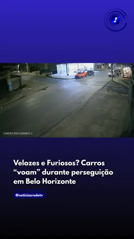 Uma câmera de segurança registrou o momento de um carro e uma viatura da Polícia Militar (PM) “voam” durante uma perseguição em Belo Horizonte, Minas Gerais, no último domingo (28).  Segundo a PM, o homem que dirigia o primeiro veículo é suspeito de furtar um outro carro, junto com um comparsa, horas antes da perseguição.  Após as cenas de 'Velozes e Furiosos', o motorista perdeu o controle do veículo, bateu no meio fio e foi preso. O veículo em que ele estava foi apreendido, assim como uma chave de fenda e um módulo de ignição Saiba mais ▶️ redetv.uol.com.br/jornalismo . . . 🎥: Reprodução/ Redes Sociais #Notícias #PersehuiçãoPolicial #BH #MinasGerais #VelozeseFuriosos 