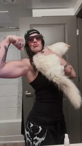 Hey kitten ☝️🤓 #preworkout #musclemommy #catmom 