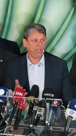 Estamos liderando as ações em resposta às contaminações de bebidas por metanol no Estado de São Paulo. Determinamos, de imediato, as seguintes medidas: fechamento cautelar e investigação dos estabelecimentos envolvidos, criação de protocolos e diretrizes para toda a rede estadual de saúde, abertura de canais diretos de denúncia e intensificação da fiscalização. Nossa prioridade é cuidar das pessoas e trabalhar para que casos como esse não voltem a acontecer. Vamos identificar e punir com rigor os responsáveis por esses crimes.