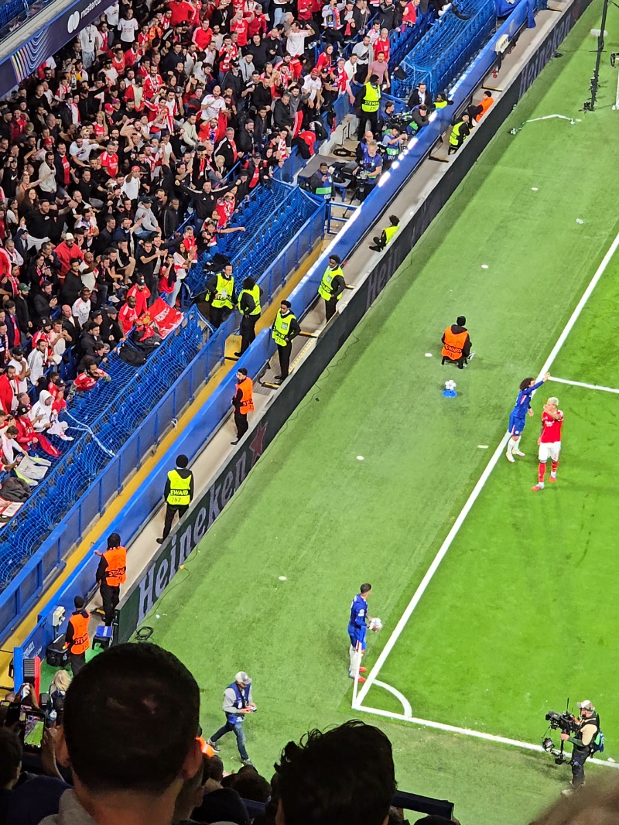 Benfica fans didn’t forget Enzo🫣 - Look what they tried to do when he took his first corner… #Chelseafc #football #futbol #benfica 
