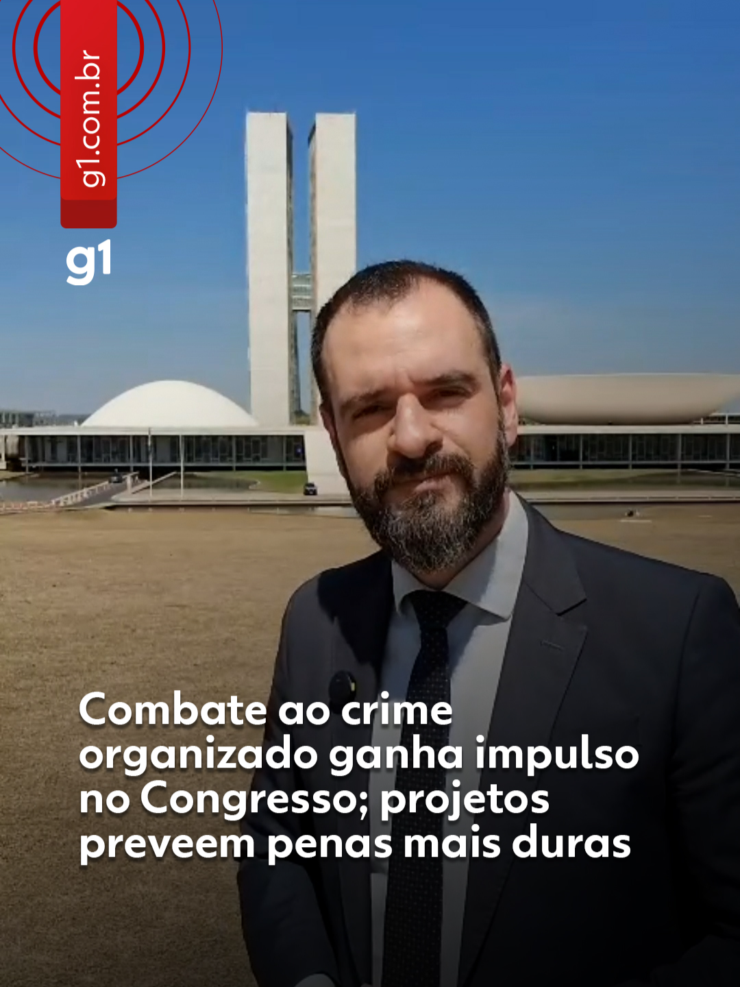 Cenário político - Enquanto o Ministério da Justiça (MJ) termina um texto para endurecer as penas para o crime organizado — o ministro Ricardo Lewandowski pretende enviá-lo à Casa Civil na próxima semana —, 136 projetos de lei que citam organizações criminosas, elaborados por deputados e senadores na atual legislatura, aguardam análise no Congresso. 🚓 O assunto tem ganhado mais atenção dos parlamentares, sobretudo em meio a grandes operações policiais contra a facção criminosa PCC. Somente em 2025 foram apresentadas 82 propostas legislativas sobre o tema, mais que a soma de 2023 e 2024. Na última quinta (25), o Ministério Público de São Paulo (MP-SP) e a Receita Federal realizaram uma operação que revelou um esquema de lavagem de dinheiro do PCC nos setores de combustíveis, motéis, franquias e jogos de azar. Semanas antes, em 28 de agosto, o MP-SP e a Polícia Federal (PF) deflagraram a Carbono Oculto, maior operação já feita contra a lavagem de dinheiro da facção, que mirou em crimes em toda a cadeia de produção de combustíveis e em fundos de investimento e fintechs sediadas na avenida Faria Lima, coração financeiro de São Paulo. 👉🏼 Como reflexo da Carbono Oculto e do assassinato do ex-delegado-geral de São Paulo Ruy Ferraz Fontes, no último dia 15, dez projetos de lei sobre o crime organizado foram protocolados no Congresso entre o final de agosto e este mês. Na esteira desses episódios, há projetos que tratam de garantir a segurança de agentes públicos que trabalham enfrentando as organizações criminosas – o PL 4688/25 e o PL 4630/25, ambos na Câmara dos Deputados – e até um que proíbe que fintechs se identifiquem como 