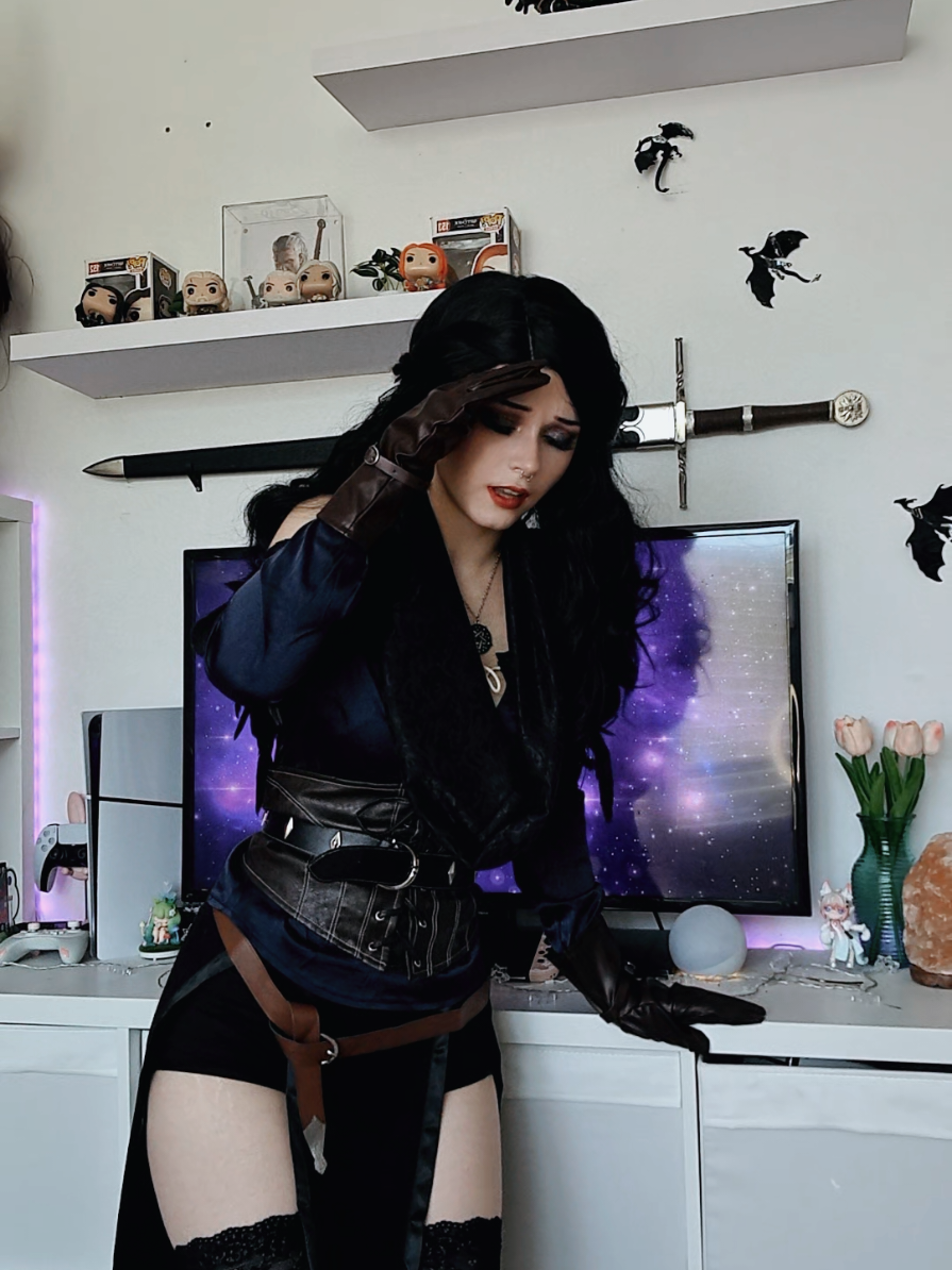 Someone save geralt from triss #cosplay #thewitchercosplay #thewitcher3 #yennefer #yennefercosplay 