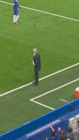 Jose Mourinho acknowledging Chelsea fans chanting his name 🤝👏 #chelsea #mourinho #josemourinho #jose