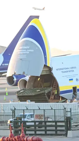 Cerrando el morro del avion mas grande del mundo ANTONOV AN-124 en los angeles #losangeles #lax #aviationlovers 
