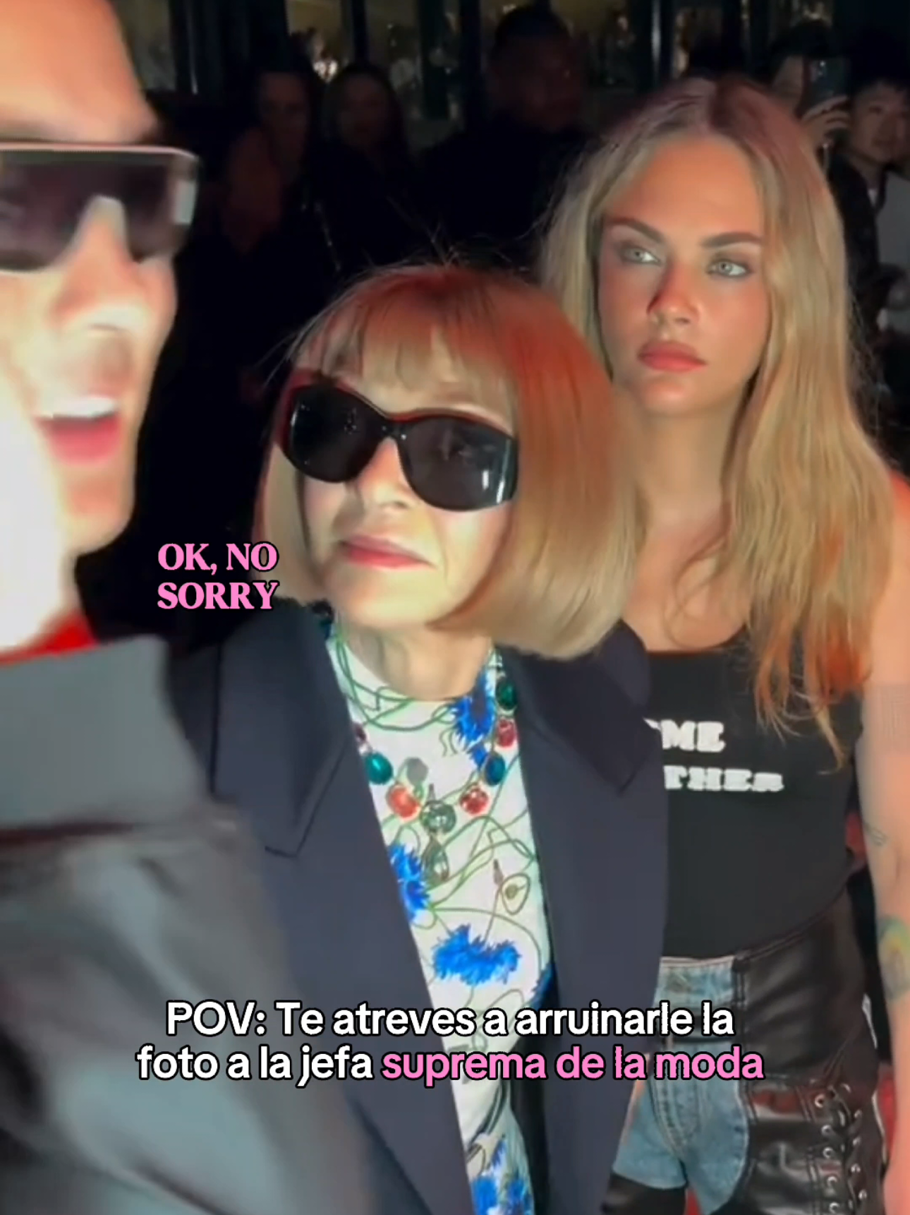Alguien se atrevió a arruinarle la foto a la jefa de la moda en el desfile de Stella McCartney en la Paris Fashion Week😲. ¿Puedes creerlo? Porque Anna Wintour y Cara Delevingne NO.🤭 #annawintour #caradelevingne #fashionweek #fashionshow #fashionviral 