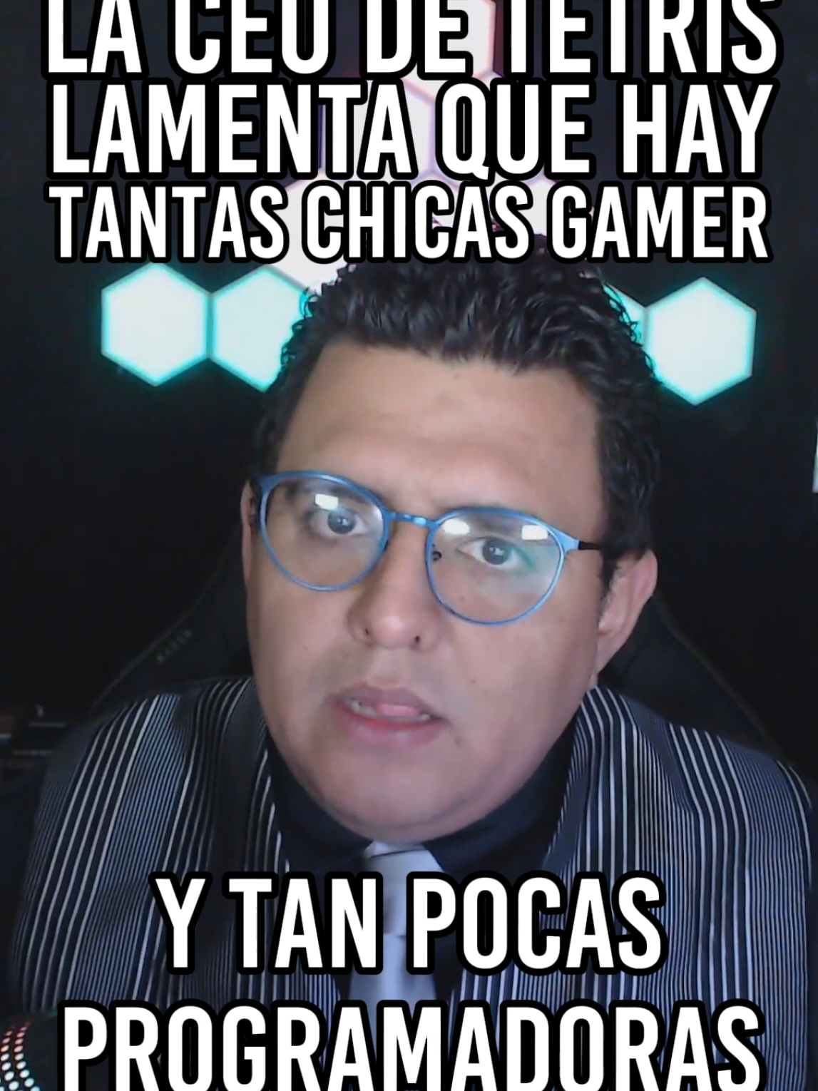 La CEO de Tetris lamenta cómo “hay tantas mujeres jugando videojuegos” pero “en su mayoría hombres diseñándolos” 🎮🙃.  Sí, aunque suene absurdo, esa es la paradoja que Maya Rogers, actual cabeza de The Tetris Company, puso sobre la mesa: millones de jugadoras sostienen la industria con horas y dinero, pero apenas una minoría llega a puestos creativos o directivos. Rogers, que tomó el mando tras el retiro de su padre Henk en 2014 (el mismo que convirtió el Tetris soviético en fenómeno global), recordó que un informe de Women in Games mostraba que las mujeres son el 50% de los gamers, pero solo el 22% de la fuerza laboral y el 16% de los cargos ejecutivos 📊. Para ella, esto es un sinsentido y una batalla constante: los hombres improvisan con confianza, mientras que las mujeres llegan sobrecalificadas porque dudan si son “suficientemente buenas”. Reconoce que la inclusión ha avanzado gracias a iniciativas DEI, pero advierte que están siendo cuestionadas en EE.UU. y que sin medidas firmes se perderán espacios conquistados ⚠️. Su mensaje final fue claro: la industria solo cambiará cuando más mujeres se unan, se hagan visibles y luchen por lo que les corresponde 💪✨. #tetris #Gamer #Gaming #mujeres #indiegame 