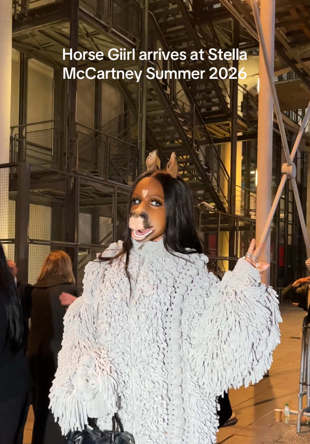 #HorseGiirl arrives to the #StellaMcCartney Summer 2026 runway show 
