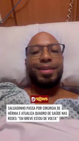 O cantor de samba Salgadinho, passou por uma cirurgia na última segunda-feira (29) e deu detalhes do processo por meio das redes sociais. Ele passou por um procedimento cirúrgico para retirar duas hérnias inguinais e tranquilizou os fãs ao falar que o procedimento foi um sucesso.  “Só para contextualizar vocês, não queria ficar deixando ninguém preocupado. É importante comunicar porque a gente teve que cancelar uma série de shows por conta dessa hérnia. Eram fortes dores, mas a gente foi no propósito”, relatou. #noticiastiktok #tiktok #noticias #bnews #salgadinho #samba 