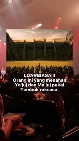## Siapakah Dia ? Dzulqarnain adalah sosok yang disebut dalam Al-Qur’an, dalam Surah Al-Kahfi ayat 83 sampai 98. Ia digambarkan sebagai pemimpin besar yang diberi kekuasaan oleh Allah dan memiliki kemampuan untuk menjelajahi berbagai wilayah di bumi. Ia dikenal adil, bijaksana, dan mampu menanggulangi kejahatan serta kerusakan di muka bumi. --- ## Arti Nama Dzulqarnain Secara bahasa Arab, 