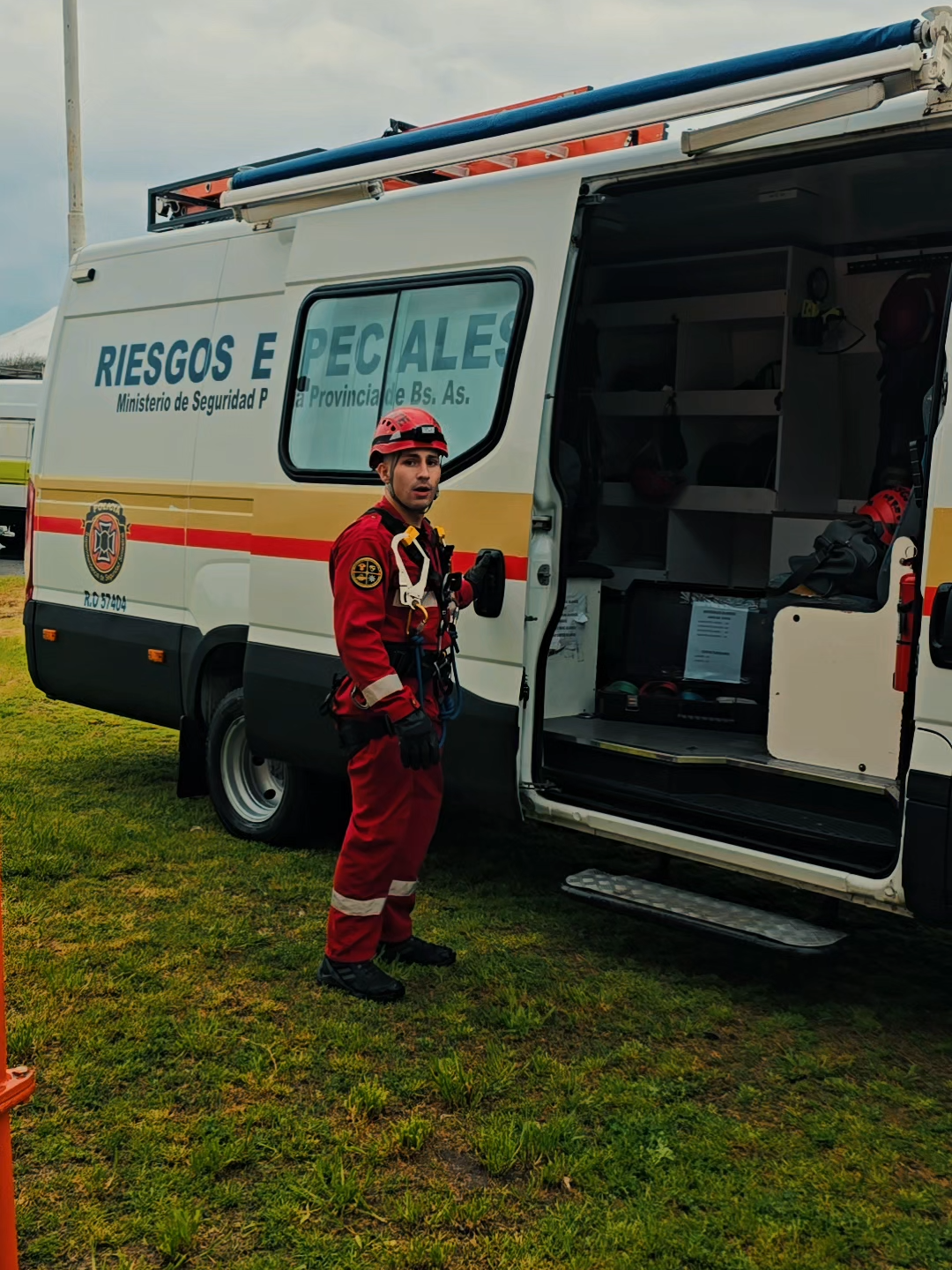 Entrenar para salvar vidas Para hacer un rescate no alcanza con fuerza: se necesita técnica, estrategia y disciplina. Nuestros operadores de Riesgos Especiales lo saben y por eso entrenan constantemente para intervenir en escenarios críticos. Cada práctica refuerza su capacidad de actuar con precisión y garantizar la seguridad de quienes más lo necesitan. @kicillofok @provinciaba #FuerzaBuenosAires #fyp