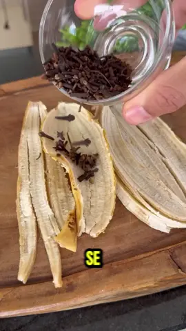 🤯 Você sabia que a casca de banana pode ser a chave para a sua saúde? Pare de jogar fora o que pode te ajudar a viver melhor! Essa receita de chá, combinando casca de banana, cravo-da-índia, canela e folhas de louro, é popularmente associada a diversos benefícios: • 💪 Fortalece o sistema imunológico • 🩸 Ajuda a melhorar a circulação e combater o diabetes (associado a problemas pancreáticos e inflamação) • ✨ Auxilia na limpeza do fígado Modo de preparo rápido: 1. Pique a casca de 1 banana. 2. Leve para ferver com 15 cravos, 3 pedaços de canela e 10 folhas de louro. 3. Ferva por 13 minutos. 4. Coe e sirva uma xícara. ⁠ ⚠️ Importante: Chás e remédios caseiros são complementares e não devem substituir a orientação médica. Se você tem problemas de saúde, incluindo diabetes ou doenças pancreáticas, consulte sempre um profissional de saúde antes de mudar sua dieta ou iniciar qualquer tratamento. Gostou da dica? Salve este vídeo para não esquecer e compartilhe com um amigo que precisa conhecer esse segredo! 👇 #SaudeNatural #RemedioCaseiro #CháDeBanana #MedicinaAlternativa #DicasDeSaude   