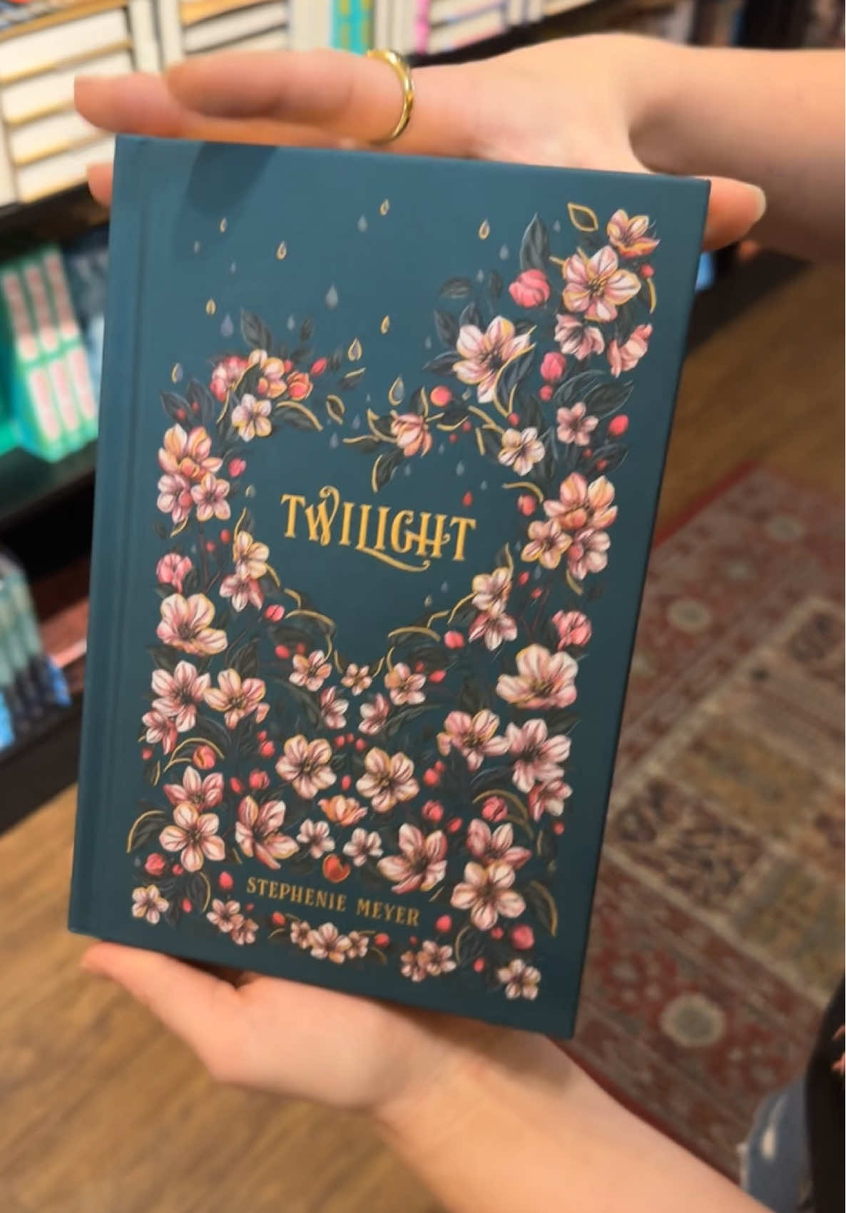 IT’S HOA HOA HOA SEASON!!! #twilight #teamedward #BookTok #independentbookstore #renessme 