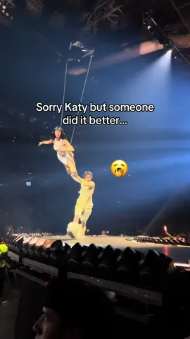 She nearly falls into the crowd 🫣 #katyperry #lifetimestour #katyperryconcert #michaeljacksonfan 