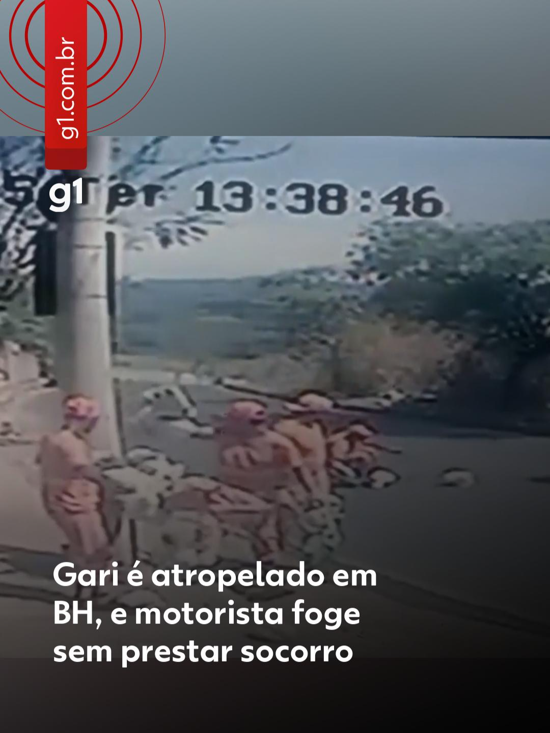 Minas Gerais - Um vídeo mostra o momento em que um gari foi atropelado por um carro, na tarde desta terça-feira (30), na Rua Marco Antônio Cavanis, no bairro Braúnas, em Belo Horizonte (veja acima). Segundo testemunhas, o motorista fugiu sem prestar socorro. Não há detalhes sobre o estado de saúde do gari. Câmeras de segurança registraram o trabalhador, ainda não identificado, sendo atingido pelo automóvel cinza. O homem caiu, derrubando os sacos de lixo que carregava. Em seguida, as imagens mostram que os colegas do homem atropelado interrompem a coleta de lixo e observam o veículo, que reduz a velocidade e para mais à frente por alguns segundos antes de ir embora. Conforme testemunhas do acidente, o gari foi socorrido por meios próprios, e a Polícia Militar não foi acionada. Clique em 'leia o artigo' e leia mais. #gari #belohorizonte #motorista #g1 #g1local
