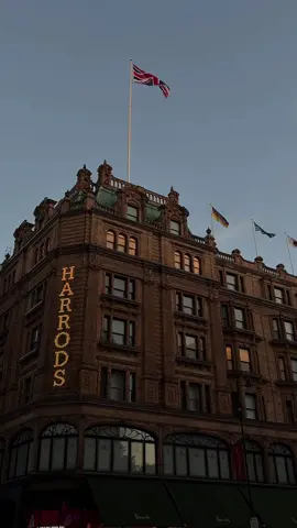 🇬🇧.                                                                                                           #london #harrods #travel #UK #لندن 