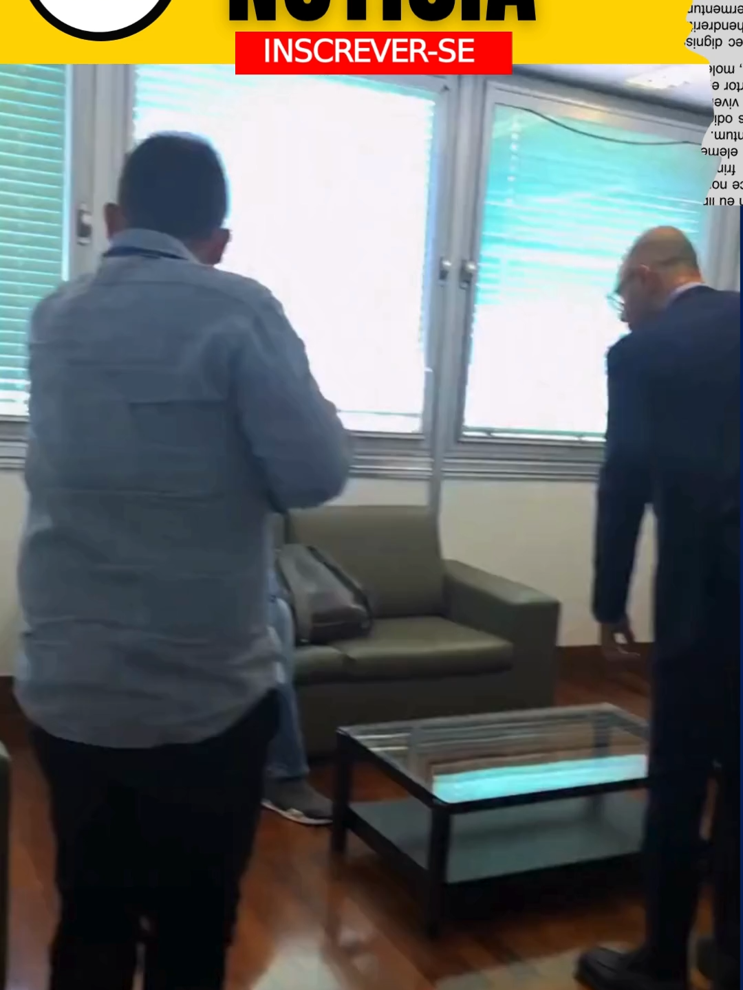 Falso “jornalista” tenta extorquir deputado por R$ 10 mil e é preso em flagrante! Um homem identificado como Júlio Cesar de Oliveira Silva Rodrigues foi preso em flagrante nesta terça-feira (29/9) após tentar extorquir o deputado estadual Alexandre Knoploch (PL-RJ). O farsante se passou por funcionário da Rede Globo e afirmou que poderia barrar a exibição de uma suposta reportagem contra o parlamentar em troca de R$ 10 mil. A reunião foi registrada por câmeras no gabinete e terminou com a prisão pelo crime de extorsão.