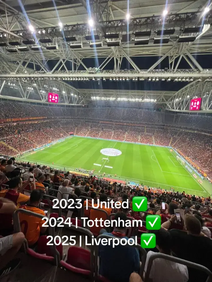 Galatasaray bu akşam taraftarlarının önünde unutulmaz bir zafer imza attı. UEFA Şampiyonlar Ligi’nin en zorlu rakiplerinden biri olan Liverpool’u 1-0 mağlup ederek sadece üç puan kazanmadı, aynı zamanda Avrupa’ya güçlü bir mesaj gönderdi. Maçın henüz başında sahaya inanılmaz bir enerjiyle çıkan sarı kırmızılılar, baskılı oyunuyla Liverpool’un dengesini bozdu. Dakikalar 16’yı gösterdiğinde Victor Osimhen aldığı sorumluluğu sonuna kadar hissettirdi, penaltı vuruşunu soğukkanlı bir şekilde gole çevirerek takımını öne geçirdi. Bu gol, stadyumda adeta bir patlama etkisi yarattı ve taraftarların coşkusuyla birlikte oyuncuların hırsı daha da arttı. Liverpool ikinci yarıda Salah ve Isak gibi yıldızlarını sahaya sürse de, Galatasaray’ın direnci kırılmadı. Savunmada gösterilen disiplin, kaleci performansı ve orta sahanın bitmeyen presi rakibi sürekli zor durumda bıraktı. Son anlarda Liverpool bir penaltı kazandı derken VAR incelemesiyle bu karar iptal edilince, Galatasaray taraftarlarının sevinci doruğa çıktı. Bu galibiyet, sadece üç puan değil, aynı zamanda bir özgüven patlaması anlamına geliyor. Avrupa’da son yıllarda inişli çıkışlı sonuçlar alan Galatasaray, bugün oynadığı futbolla sahasında eski günlerine dönüş sinyali verdi. Taraftarların sesi hiç susmadı, oyuncular ise formanın ağırlığını hissettirdi. Bu maç, Galatasaray’ın evinde yeniden “Avrupa fatihi” ruhunu canlandırdığının en net göstergesi oldu.
