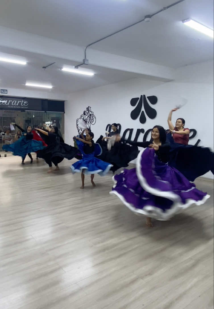 El faldeo es el lenguaje secreto de la marinera ✨  En nuestra grupal de avanzado, cada alumno lleva el faldeo a otro nivel: expresivo, elegante y lleno de personalidad. Esta secuencia no es solo técnica, es un reflejo de la conexión entre bailarín y pañuelo, y la pasión que nos une en cada clase.  ¿Quieres perfeccionar tu faldeo y llevar tu marinera más allá? Este octubre únete a nuestras grupales y vive la experiencia de entrenar al máximo. Escríbenos y asegura tu cupo ahora mismo.  #MarineraPeruana #ClasesDeBaile #MarineraAvanzado #PasiónPorLaMarinera #DanzaPeruana