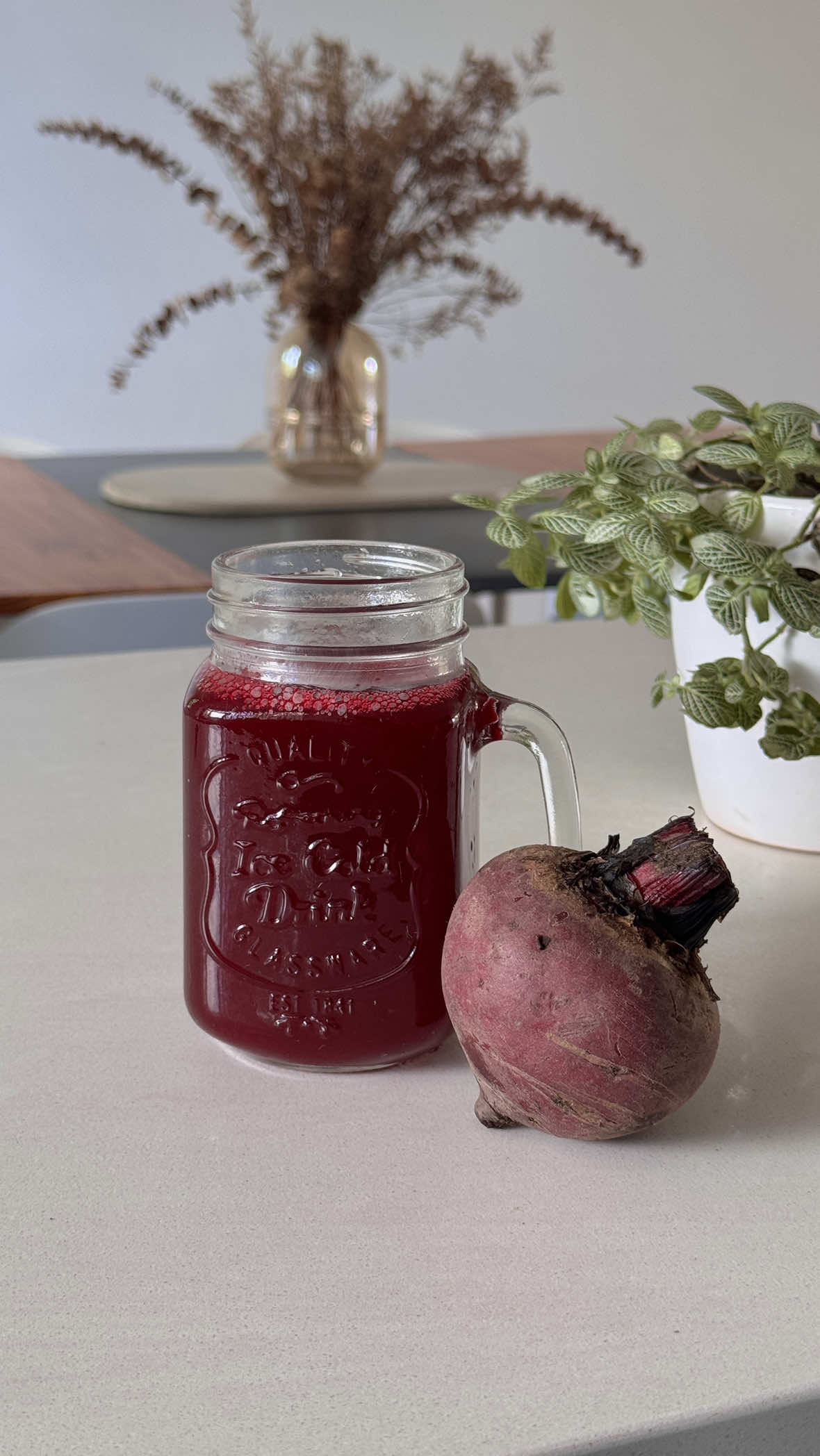 La remolacha es un superalimento que deberías incluir en tu dieta 🙌🏼 💜 Mejora la circulación sanguínea 💜 Aumenta tu energía y resistencia física 💜 Ayuda a reducir la presión arterial 💜 Rica en antioxidantes que cuidan tu piel 💜 Fortalece tu sistema inmune 💜 Mejora el rendimiento deportivo y recuperación muscular 💜 Apoya la desintoxicación y salud del hígado Mejor sí consumes el extracto de la remolacha cruda, pero también puedes cocinarla y licuarla con el agua de cocción, o comerla asada u horneada en ensaladas 💡 Sígueme para más contenido de salud Práctica y Consciente ✨