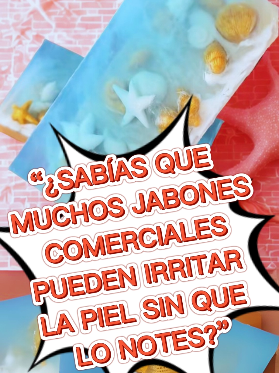 “¿Sabías que muchos jabones comerciales 🧼✨ parecen inofensivos pero esconden químicos y fragancias que resecan la piel poco a poco? 😣 Yo lo descubrí cuando mi hijo 👦 tuvo enrojecimiento y comezón 🤕. Ahí entendí que lo que usamos a diario puede marcar la diferencia en la salud de la familia 👨‍👩‍👦. Preparar jabones naturales 🌿💧 no es complicado y te da tranquilidad 🕊️ de saber qué estás usando en la piel. Aquí compartimos consejos prácticos 📋 y materiales recomendados 🛒. Síguenos ✅, comenta NATURAL 🌱 si lo viviste, y comparte este video 📲.”  #soapmakingtiktok  #jabonescaseros  #jabonesdecorativos  #jabonesartesanales  #jabonesdeglicerina  #hechoamano  #velasartesanales  #velasaromaticas  #jaboneshechosamano  #soapaddict  #artesania #hechoconamor  #emprendeconjabones 