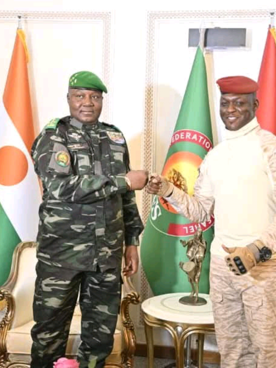 Le Capitaine Ibrahim Traoré reçoit le Général Abdourahamane Tiani à Ouagadougou 