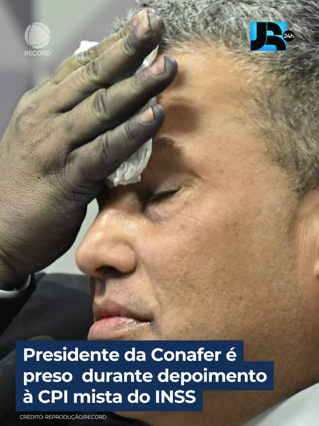 O presidente da Conafer foi preso em flagrante durante depoimento à CPI mista do INSS, na madrugada de hoje. O presidente da comissão, senador Carlos Viana, afirmou que Carlos Roberto Ferreira Lopes omitiu informações. Foi decretada então a prisão dele, sob acusação de falso testemunho. 👉 Veja essa e outras notícias em R7.com/JornalDaRecord #JornalDaRecord #JR24H