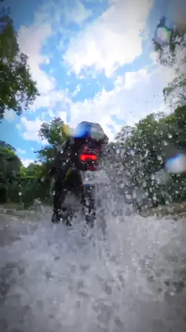 En esta oportunidad fuimos en la versátil e increíble #450mt de CF Moto desde Caracas hasta El Consejo/parte de 32 ríos/Colonia Tovar/Puerto Cruz/Chichiriviche de la Costa/La Guaira/Caracas. En esta aventura me acompañaron Paolo Leopardi y Yanis Portillo ¿Cuál otra ruta quieres conocer? ¿Te animarías? Recuerda que la 450 MT la puedes conseguir en los concesionarios autorizados @Empire Keeway Oficial 🇻🇪 