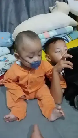 abang raffi pas umur 5bln..empeng nya d ksh tali masker sma mami ya nang kata nya biar gx lepas tp skrng mh udah pinter ngempeng jg mau tdr aja#fypシ゚viral🖤tiktok 